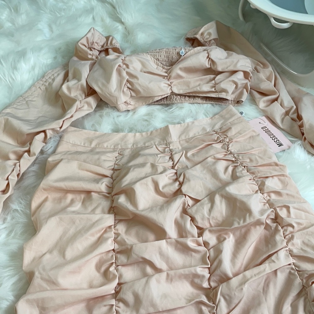 Cute salmon two piece mini skirt and crop top - Picture 2 of 4